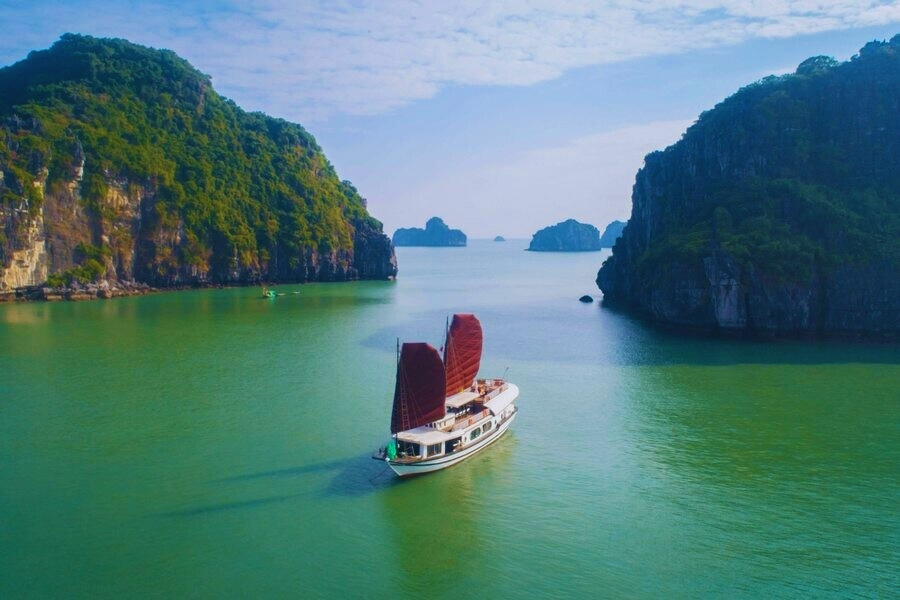 Luxury boat sailing – Private Cruises in Halong Bay by Auasia Travel